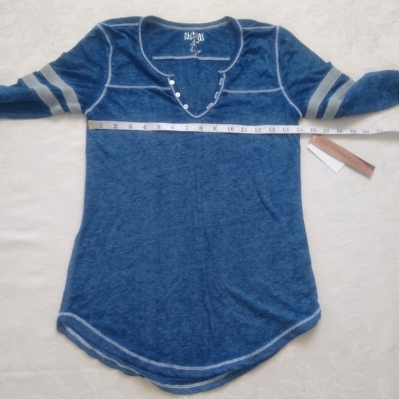 New 🎀 Almost Famous popover long sleeves - Picture 2 of 5